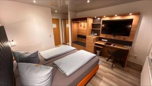 TV a/nebo společenská místnost v ubytování Hotel Gästehaus Linden