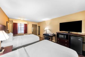 Postel nebo postele na pokoji v ubytování Best Western Markita Inn