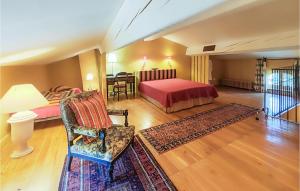 una camera da letto con un letto, un divano e una sedia di Beautiful Home In Villarzel-Du-Razès a Villarzel-du-Razès
