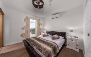 ein Schlafzimmer mit großem Bett und Fenster in der Unterkunft Villa Mirys Hideaway in Dobrinj