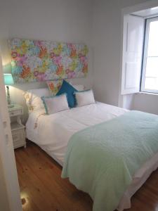 - une chambre avec un lit orné d'une peinture murale dans l'établissement Shabby Chic Flat 2, à Lisbonne