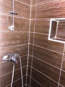 y baño con ducha y grifo. en HOTEL ROOM CITY SQUARE with great VIEW no parking, en Skopje