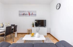 Televízia a/alebo spoločenská miestnosť v ubytovaní 3 Bedroom Nice Apartment In Crikvenica