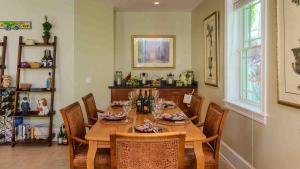 une salle à manger avec une table et des chaises en bois dans l'établissement Casa Suite Casa by Last Key Realty, à Key West