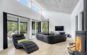 ein Wohnzimmer mit Couch und Kamin in der Unterkunft Holiday Home Hemmet With Fireplace 03 in Hemmet