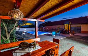 Bazén v ubytování Five-Bedroom Holiday Home In Suhovare nebo v jeho okolí