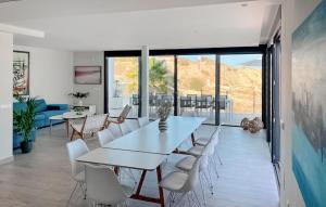 ein Esszimmer mit einem weißen Tisch und Stühlen in der Unterkunft Lovely Home In Finestrat With Wifi in Finestrat