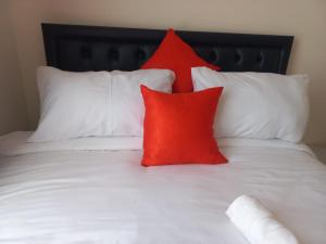 Postel nebo postele na pokoji v ubytování Engra Suites