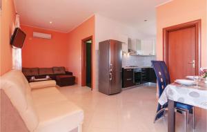 kuchnia i salon z kanapą i stołem w obiekcie Apartment Ribnica-Krusevo With Sea View Xi w mieście Anić