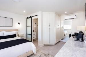 Hotel Bayit客房内的一张或多张床位