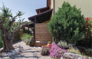 dom z ogrodem z kwiatami przed nim w obiekcie Stunning Home In Pula With Wifi w Puli +22 zdjęcia