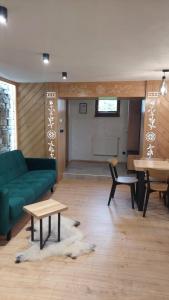 a living room with a green couch and a table at Panoramiczny Wierch in Rzepiska