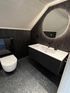 Koupelna v ubytování NY og moderne studioleilighet med elbil lading + 19 fotografií