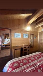 Postel nebo postele na pokoji v ubytování HIBOU Chambres - Cogne