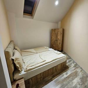 ein Schlafzimmer mit einem Bett in der Zimmerecke in der Unterkunft Center Apartments The Quiet Luxury 7 in Plowdiw + 3 Fotos