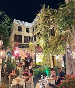 Reštaurácia alebo iné gastronomické zariadenie v ubytovaní To Rodi Apartments