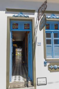 a blue door of a building with a sign on it at Casa Rualisa in Belmonte