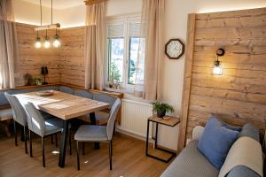 Posezení v ubytování Ferienhaus Lechner für max 10 Personen - Wald und Naturgarten + 37 fotografií