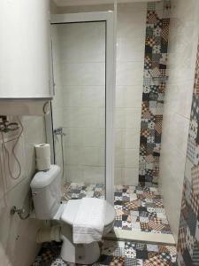 ein Badezimmer mit WC und Mosaikboden in der Unterkunft Center Apartments The Quiet Luxury 8 in Plowdiw