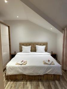 ein Schlafzimmer mit einem großen Bett mit zwei Handtüchern darauf in der Unterkunft Center Apartments The Quiet Luxury 8 in Plowdiw