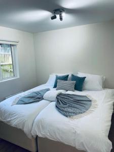 Voodi või voodid majutusasutuse Ivy Cottage Two Bedroom & Garden in Temple Fortune toas