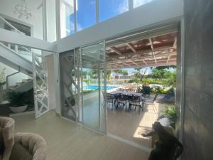 sala de estar con vistas a un comedor en Casa Herradura H8-5, en Santa Elena