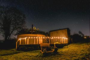 Go Eco Glamping外面的花园
