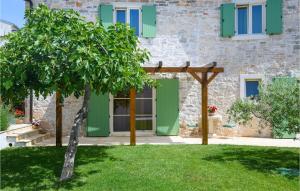 Κήπος έξω από το Gorgeous Home In Krnica +29 φωτογραφίες