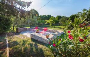 Ogród w obiekcie 2 Bedroom Awesome Home In Vodnjan