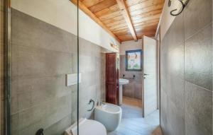 ein Badezimmer mit Toilette und Waschbecken in der Unterkunft La Pietraia in Badesi