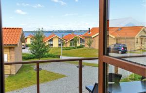 una ventana con vistas a un barrio residencial en Marina Minde, en Egernsund