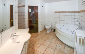 Un baño con bañera, lavabo e inodoro. en Marina Minde, en Egernsund
