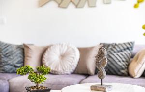 un salon avec un canapé avec des oreillers dans l'établissement 3 Bedroom Cozy Apartment In Marina, à Marina