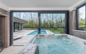 ein großer Pool mit Whirlpool in einem Haus in der Unterkunft Villa Alison Deluxe in Ružići + 29 Fotos