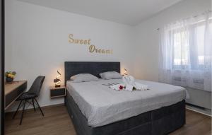 Ein Schlafzimmer mit einem Bett und einem Schild mit der Aufschrift „Süßer Traum“ in der Unterkunft Villa Alison Deluxe in Ružići
