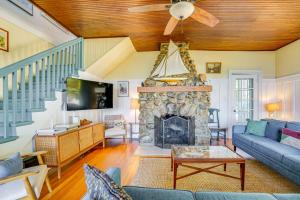 Coin salon dans l'établissement Lake Huron Retreat with Hot Tub, Screened Porch!