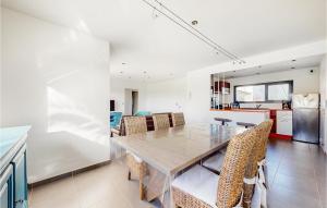 Η κουζίνα ή μικρή κουζίνα στο Amazing Apartment In Planguenoual