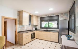 una cucina con frigorifero e finestra di 5 Bedroom Stunning Home In Roda De Berà a Comarruga