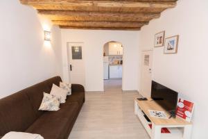a living room with a couch and a tv at A Casinha do Canto in Moura