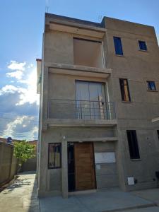 a building with a door on the side of it at Alojamiento Bilbao in Quillacollo