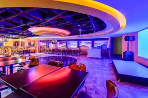 Um restaurante ou outro lugar para comer em GHL Hotel Sunrise