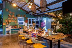 a restaurant with a long table and chairs in a room at NQ Hotel Orinoquia in Villavicencio