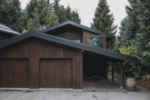 ウィスラーにあるSki Haus by Outpostの黒屋根の家