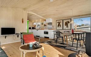 Μια τηλεόραση ή/και κέντρο ψυχαγωγίας στο 3 Bedroom Beautiful Home In Rønde +16 φωτογραφίες