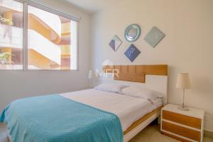 a bedroom with a bed and a window at MORROS 922 APTO 3 ALCOBAS in Cartagena de Indias