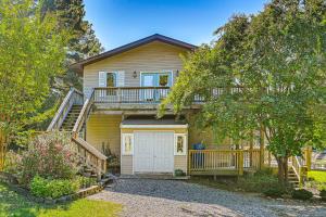 Zahrada ubytování Pet-Friendly Home on Lake Gaston with Furnished Deck