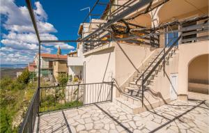balkon ze schodami na boku budynku w obiekcie Amazing Home In Dobrinj With Wifi w mieście Dobrinj