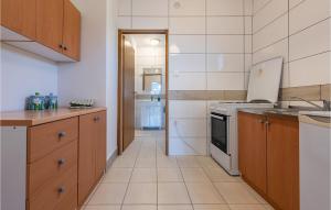 Kuchyň nebo kuchyňský kout v ubytování 2 Bedroom Stunning Apartment In Novalja