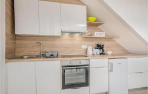 Kuchnia lub aneks kuchenny w obiekcie Amazing Home In Dobrinj With Wifi