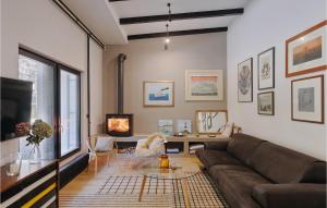 un salon avec un canapé et une table dans l'établissement Villa Aavaas, à Pula 39 autres photos